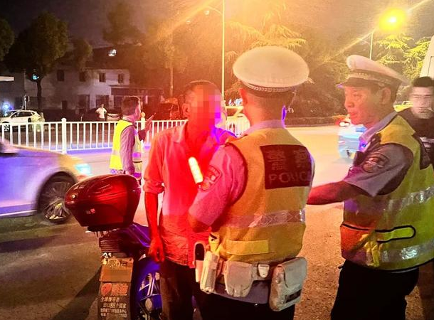 醉酒駕駛機動車記幾分，直擊查酒駕現(xiàn)場！荊門一男子稱“只喝了一杯白酒”，結(jié)果…