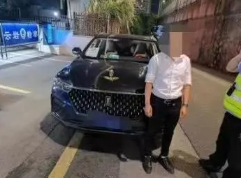 被查酒駕，他趕走代駕繼續開車，剛一轉角又碰上了執勤交警